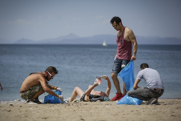 Σήμερα αυτοί οι πρόσφυγες καθάρισαν παραλία της Αθήνας από σκουπίδια, πλαστικά και αποτσίγαρα