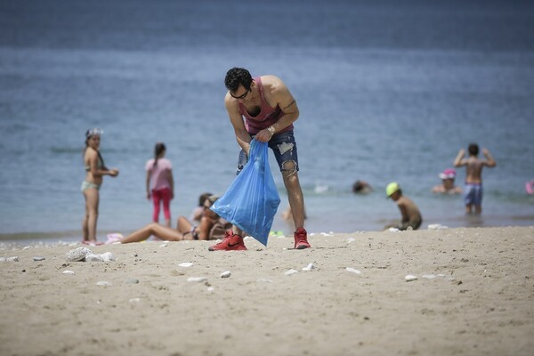 Σήμερα αυτοί οι πρόσφυγες καθάρισαν παραλία της Αθήνας από σκουπίδια, πλαστικά και αποτσίγαρα