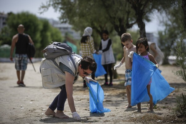 Σήμερα αυτοί οι πρόσφυγες καθάρισαν παραλία της Αθήνας από σκουπίδια, πλαστικά και αποτσίγαρα