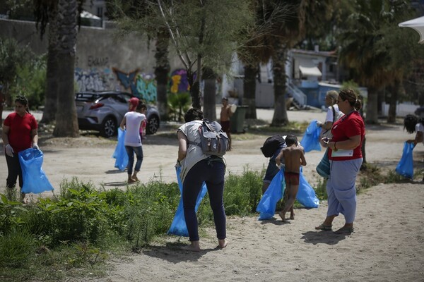 Σήμερα αυτοί οι πρόσφυγες καθάρισαν παραλία της Αθήνας από σκουπίδια, πλαστικά και αποτσίγαρα