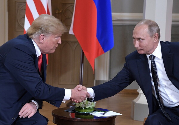 Ολοκληρώθηκε το τετ α τετ Τραμπ - Πούτιν: Η καθυστέρηση και η αμήχανη χειραψία