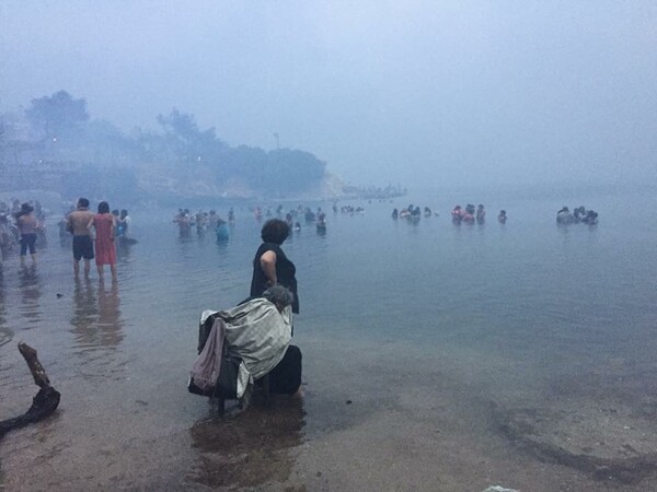 Συγκλονιστικές εικόνες από τη Νέα Μάκρη - Άνθρωποι μέσα στη θάλασσα για να σωθούν από τις φλόγες