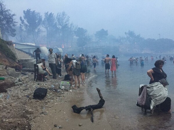 Συγκλονιστικές εικόνες από τη Νέα Μάκρη - Άνθρωποι μέσα στη θάλασσα για να σωθούν από τις φλόγες