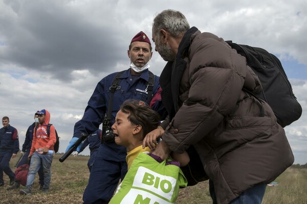 Το Reuters φωτογράφισε τις εικόνες της ντροπής με την εικονολήπτρια που εξόργισε όλο τον πλανήτη