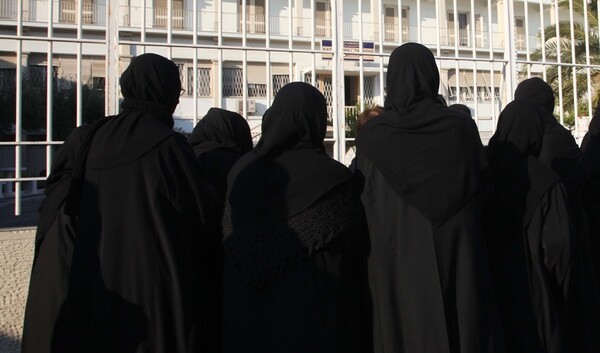 Ρόδος: Γυναίκες εξαπατούσαν τους πολίτες ντυμένες καλόγριες- Την έστηναν έξω από εκκλησίες