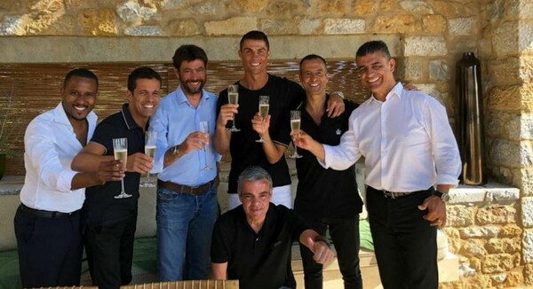Ο Ρονάλντο γιορτάζει την κορυφαία μεταγραφή του με σαμπάνια στο Costa Navarino στη Μεσσηνία