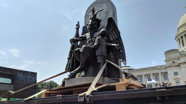 Σατανιστές έκαναν τα αποκαλυπτήρια του δαίμονα Μπαφομέτ στο Καπιτώλιο του Αρκάνσας - ΒΙΝΤΕΟ