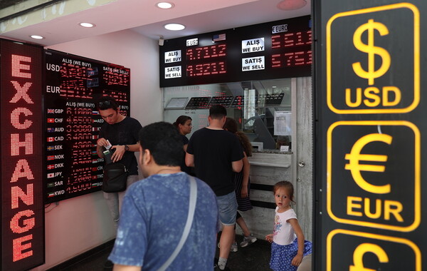 Σε χαμηλό 13 μηνών το ευρώ μετά τη βουτιά της τουρκικής λίρας
