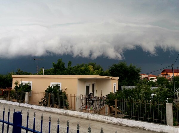 Εντυπωσιακές φωτογραφίες από τα αλλόκοσμα σύννεφα που σχηματίστηκαν στη Β. Ελλάδα