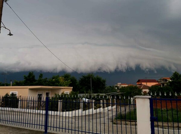 Εντυπωσιακές φωτογραφίες από τα αλλόκοσμα σύννεφα που σχηματίστηκαν στη Β. Ελλάδα