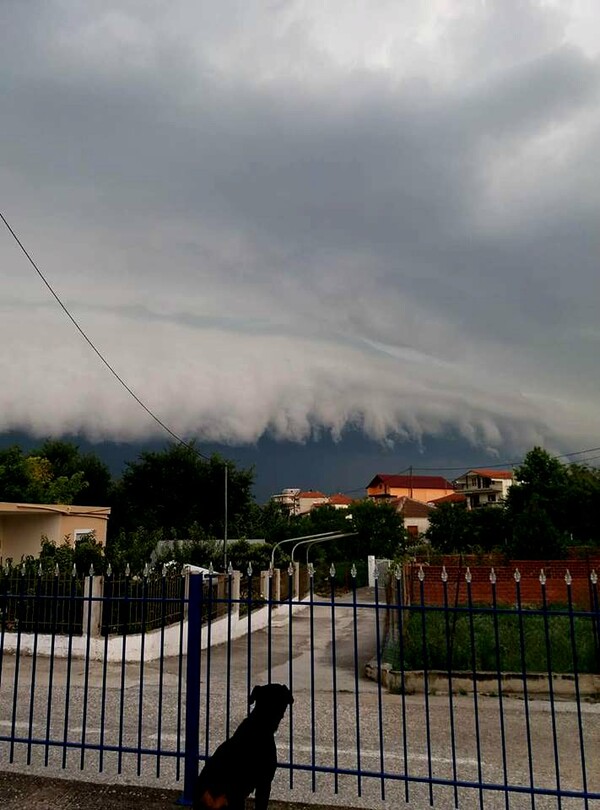 Εντυπωσιακές φωτογραφίες από τα αλλόκοσμα σύννεφα που σχηματίστηκαν στη Β. Ελλάδα