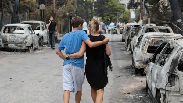 Πολίτες σε όλη την Ελλάδα άνοιξαν τα σπίτια τους για να φιλοξενήσουν πληγέντες από τις φονικές πυρκαγιές
