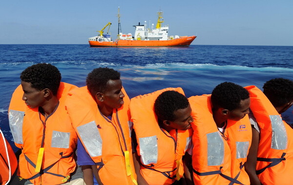 Στη Μάλτα θα αποβιβαστούν οι 141 μετανάστες του πλοίου Aquarius