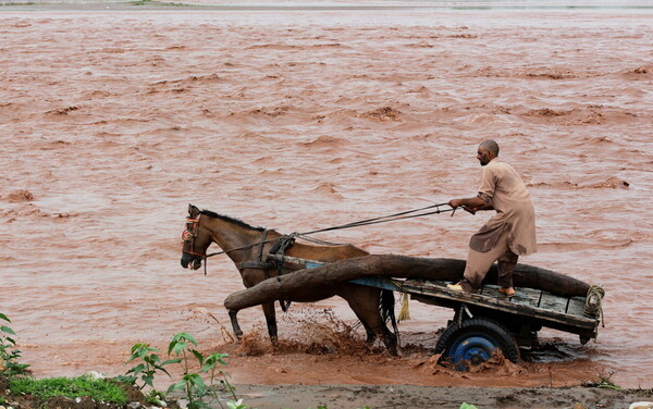 Στους 86 οι νεκροί από τις καταστροφικές πλημμύρες στην Ινδία