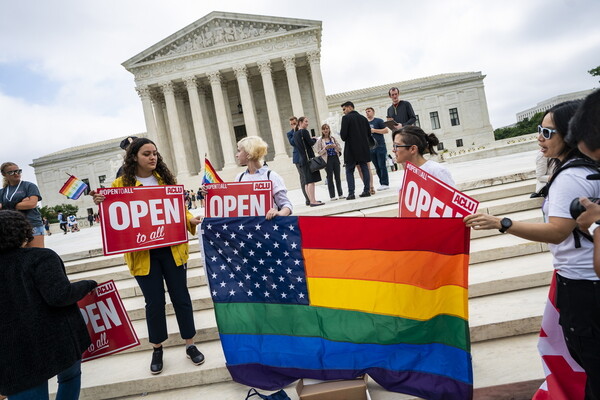 ΗΠΑ: Δεν υπήρξε απόφαση για υπόθεση ανθοπώλισσας που αρνήθηκε να στολίσει γάμο ομοφυλοφίλων
