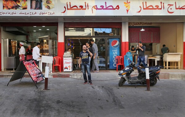 Ο Σύρος πρόσφυγας που συγκίνησε όλο τον πλανήτη πουλώντας στιλό, άνοιξε 3 επιχειρήσεις και βοήθησε δεκάδες ανθρώπους