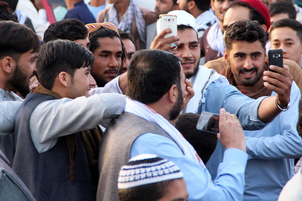 Εξοργισμένοι οι Ταλιμπάν με τα μέλη τους που έβγαλαν selfies με Αφγανούς στρατιώτες