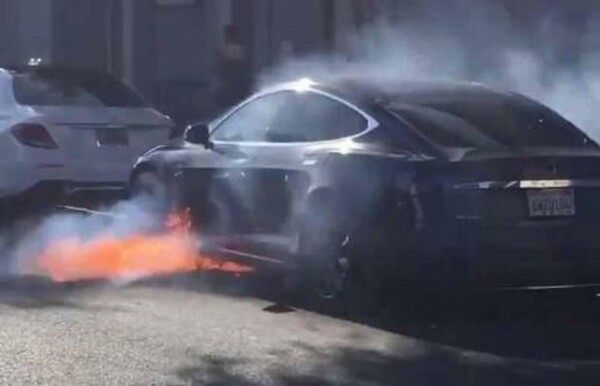 Ηλεκτρικό αυτοκίνητο της Tesla τυλίγεται ξαφνικά στις φλόγες -Το βίντεο κατέγραψε η ηθοποιός Μαίρη Μακ Κόρμακ