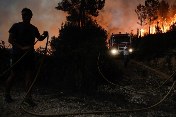 Τετρακόσιοι πυροσβέστες δίνουν μάχη με τις φλόγες στα νότια της Πορτογαλίας