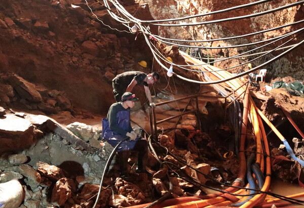Απεγκλωβίστηκαν τα πρώτα τέσσερα παιδιά από το σπήλαιο στην Ταϊλάνδη