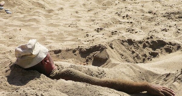 Σοκαριστικός θάνατος στη Γαλλία - 21χρονος πνίγηκε σε τρύπα άμμου που είχε σκάψει στην παραλία
