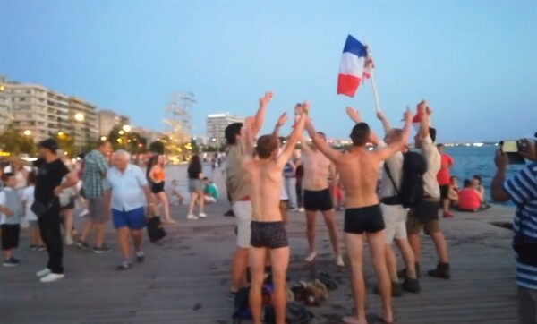 Γάλλοι βούτηξαν στο Θερμαϊκό πανηγυρίζοντας για το Μουντιάλ - BINTEO