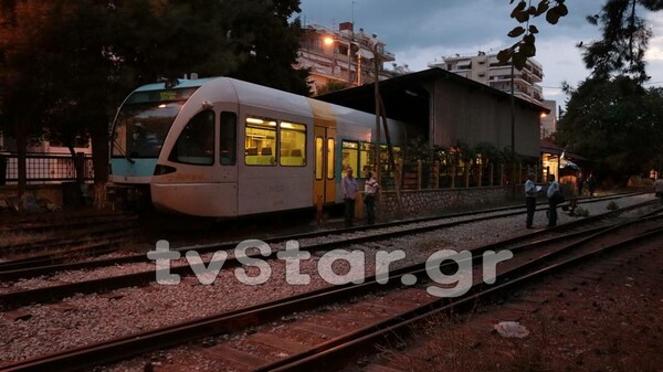 Εκτροχιάστηκε τρένο μέσα στη Λαμία - Έπεσε πάνω σε αποθήκη