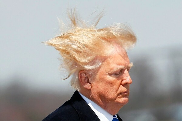 Η περίεργη στιγμή που ο Τραμπ καμαρώνει για τα μαλλιά του