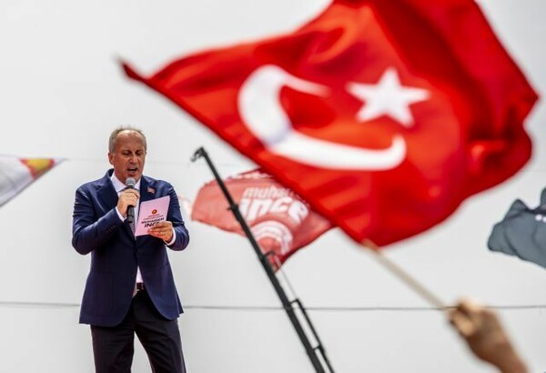 Ο Μουχαρέμ Ιντζέ, βασικός αντίπαλος του Ερντογάν, «αποδέχεται» την ήττα του και αρνείται ότι απειλήθηκε