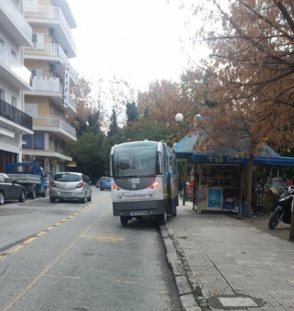 Τράκαρε το «λεωφορείο χωρίς οδηγό» στα Τρίκαλα