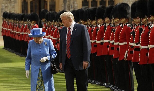 Τραμπ και Μελάνια έστησαν τη Βασίλισσα - Οι τρεις στιγμές που εκνεύρισαν τους Βρετανούς και ίσως και την Ελισάβετ