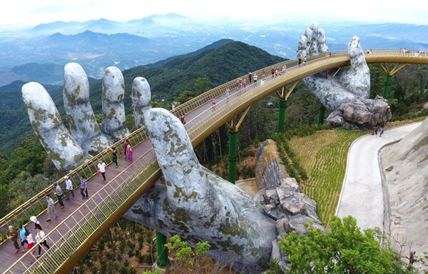 Μία νέα πεζογέφυρα στο Βιετνάμ μοιάζει βγαλμένη από ταινία του Χόλιγουντ