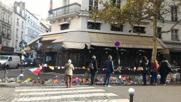 Άνοιξε ξανά σήμερα το μπαρ-στόχος των τζιχαντιστών στο Παρίσι