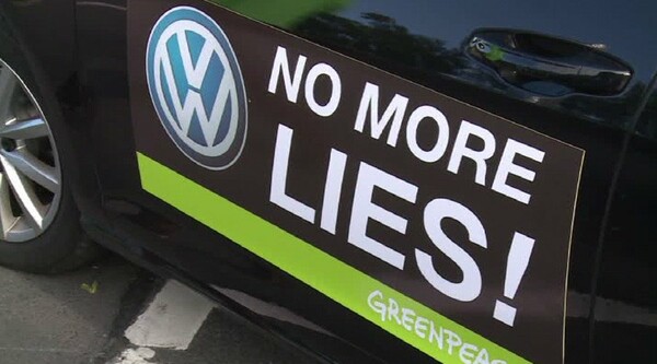 Όχι άλλα ψέμματα-Διαδήλωση έξω από τη VW με τον... Πινόκιο