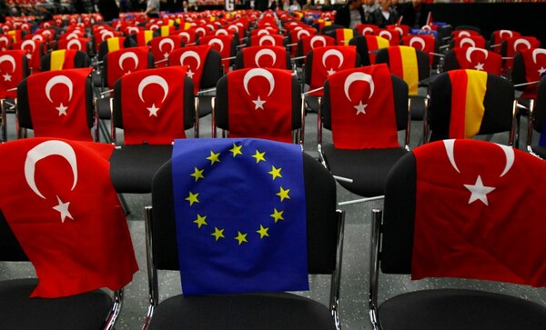 Reuters: Ποια ανταλλάγματα θέλει η Τουρκία για να βοηθήσει την ΕΕ με το προσφυγικό