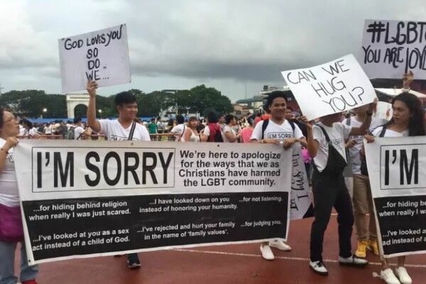 Χριστιανοί πήγαν στο Pride και ζήτησαν συγγνώμη για τη συμπεριφορά τους στους ομοφυλόφιλους