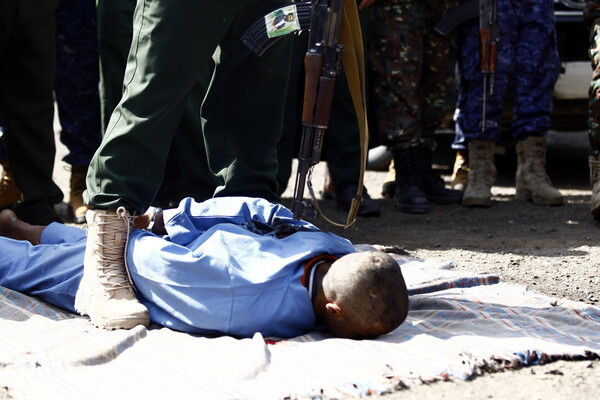Παιδόφιλοι εκτελέστηκαν και κρεμάστηκαν σε δημόσια θέα - Βίασαν και σκότωσαν έναν 10χρονο (ΣΚΛΗΡΕΣ ΕΙΚΟΝΕΣ)