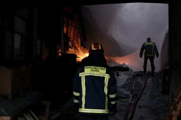 Πυρκαγιά σε εργοστάσιο της ΔΕΛΤΑ στον Ταύρο