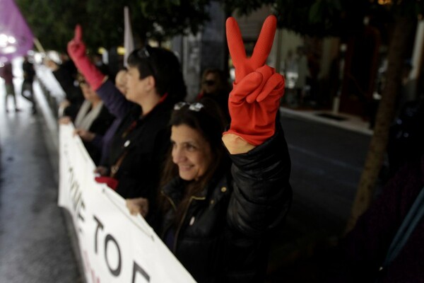 Οι καθαρίστριες πανηγυρίζουν για τον Βαρουφάκη (φωτογραφίες)