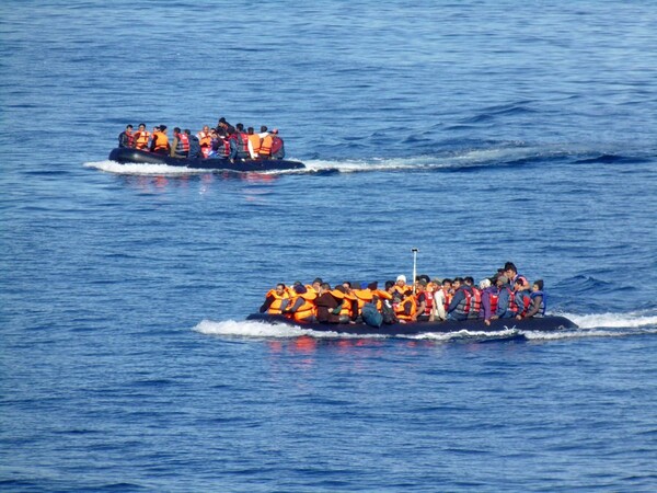 Τουρκία: H αστυνομία εντόπισε τρία παράνομα εργαστήρια που κατασκεύαζαν φουσκωτές βάρκες για πρόσφυγες