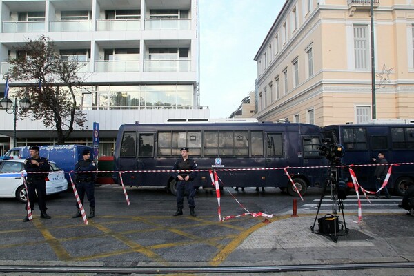 Ισχυρή έκρηξη βόμβας στα γραφεία του ΣΕΒ. Φωτογραφίες από την καταστροφή στο σημείο