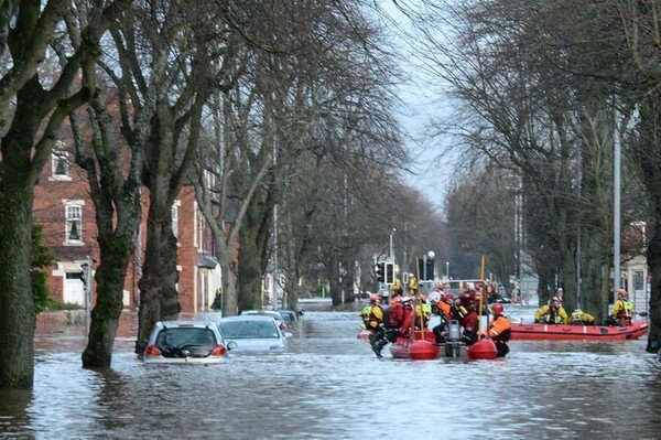 Σε κατάσταση εκτάκτου ανάγκης η Β. Αγγλία μετά τις καταστροφικές πλημμύρες