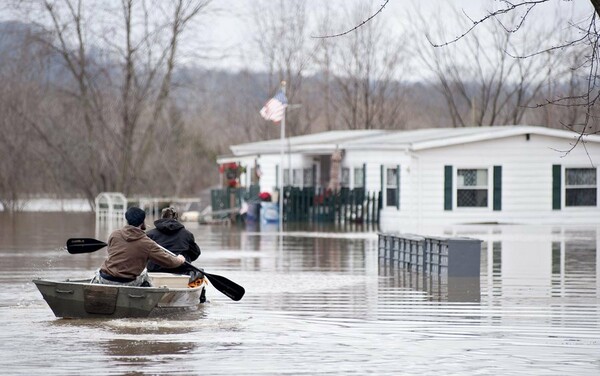 Συγκλονιστικές εικόνες από τις πλημμύρες σε Μιζούρι και Ιλινόι