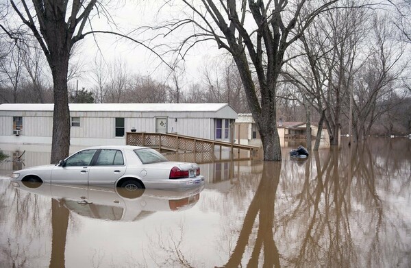 Συγκλονιστικές εικόνες από τις πλημμύρες σε Μιζούρι και Ιλινόι