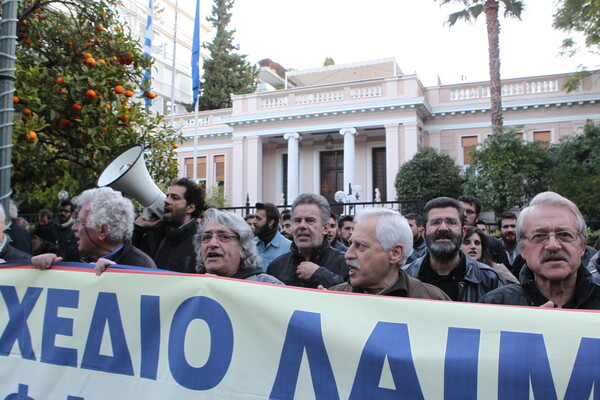 Αιφνιδιαστική συγκέντρωση του ΠΑΜΕ έξω από το Μαξίμου