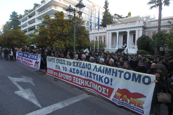 Αιφνιδιαστική συγκέντρωση του ΠΑΜΕ έξω από το Μαξίμου