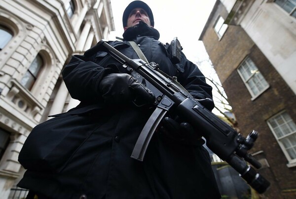 Για επιθέσεις "θεαματικές και τεράστιου εύρους " από το Ισλαμικό Κράτος προειδοποιεί η βρετανική Αστυνομία