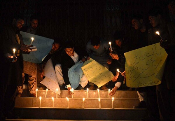 Θρήνος στο Πακιστάν για τους 21 νεκρούς της επίθεσης στο Πανεπιστήμιο- Σε κατάσταση σοκ η χώρα