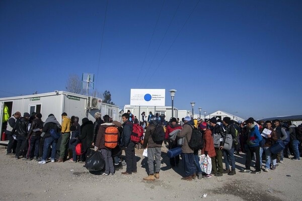 Ροή προσφύγων με το σταγονόμετρο στην ουδέτερη ζώνη ΠΓΔΜ- Ελλάδας
