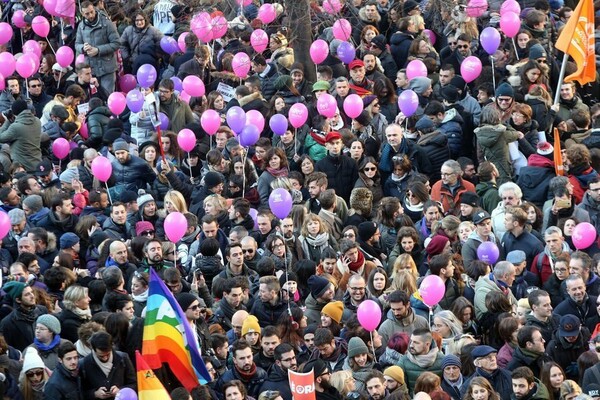 Χιλιάδες Ιταλοί σε 98 πόλεις βγήκαν στους δρόμους για τα δικαιώματα των ομόφυλων ζευγαριών